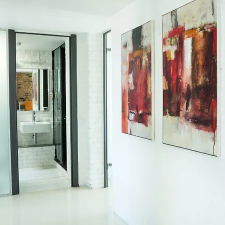 Amazing Two Bedroom In City Centre Apartment *